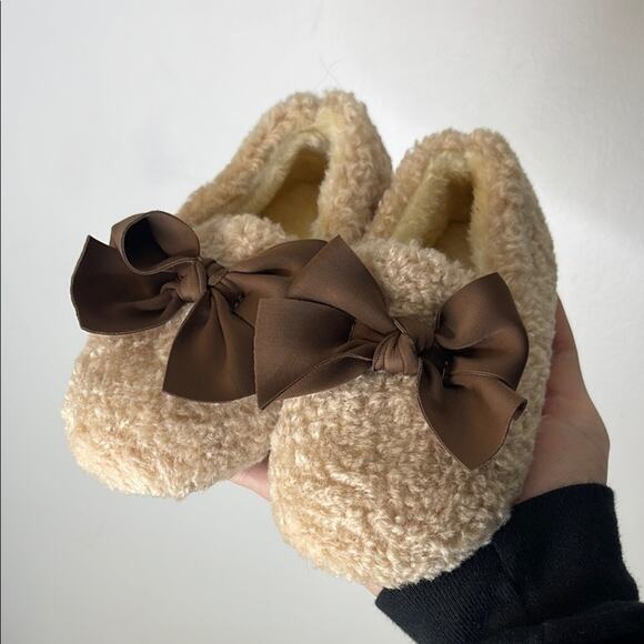 CVOI'S Tan and Brown Teddy Bear Texture Bow Detail Slip on Slippers Rubber Sole - Picture 1 of 4